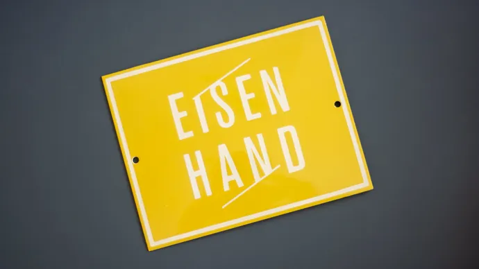 katrin kunz eisenhand goldschmiedin schmuck corporate design emaille schild 1