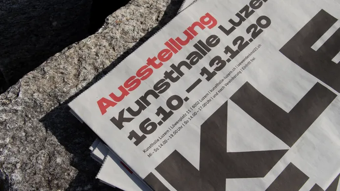 kunsthalle luzern kunst l21 loewendenkmal corporate design blau rot zeitung 001