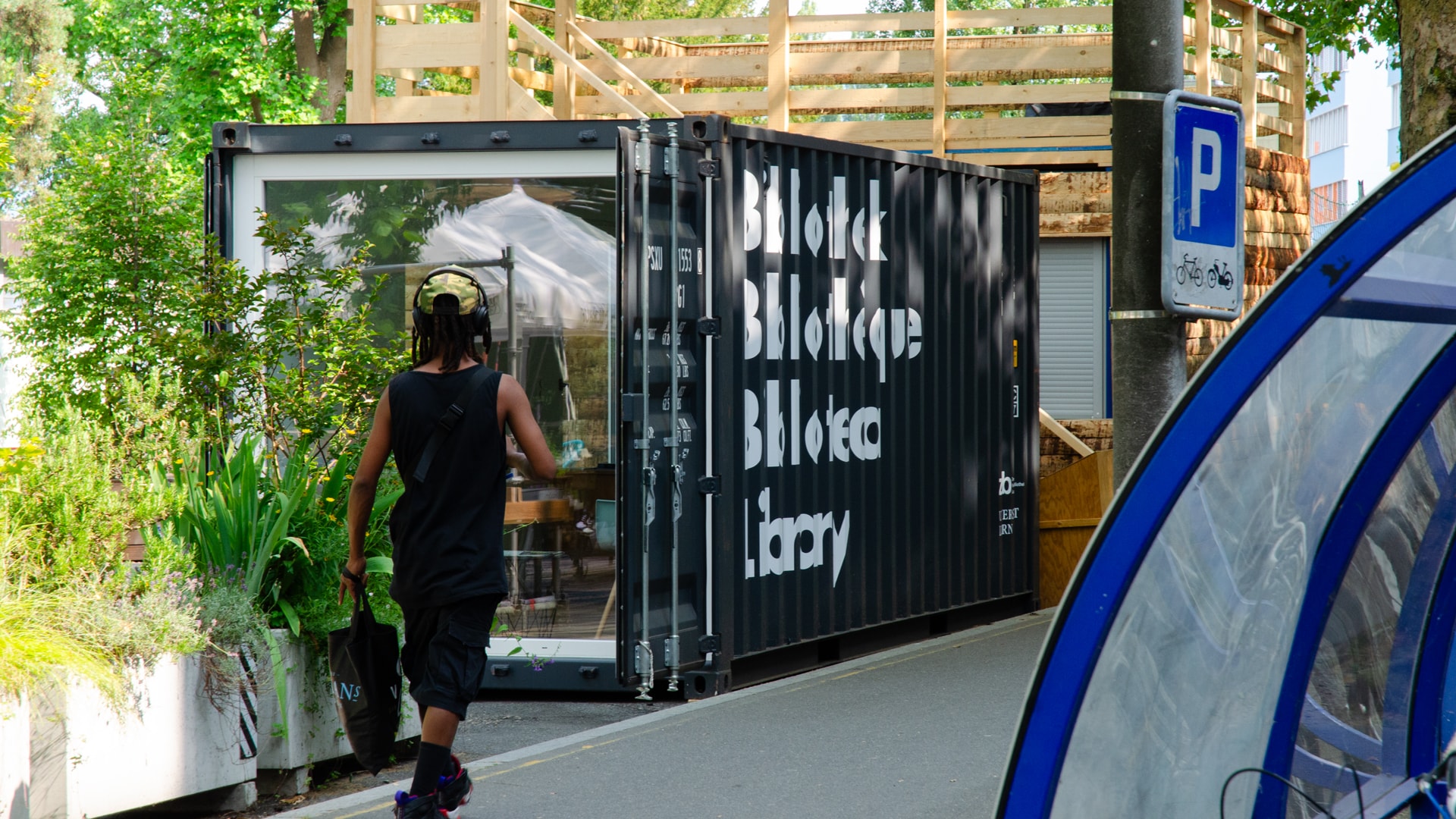 l’équipe visuelle – Beschriftung der Container Bibliothek der ZHB Zentral- und Hochschul-Bibliothek Luzern bei der Zwischennutzung universum auf dem Inseli in Luzern